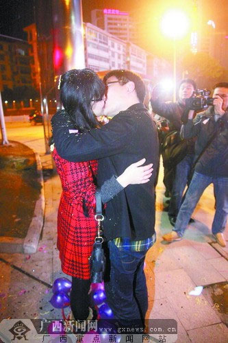 男子LED大屏幕求婚 浪漫赢得女友一生相随