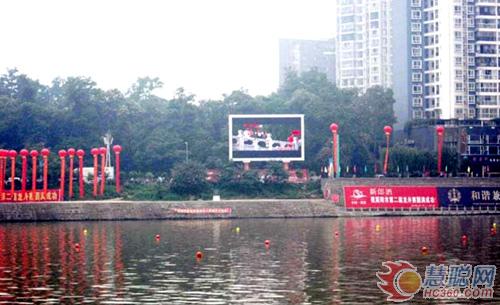 通普LED显示屏跻身沱江岸边的一道风景线