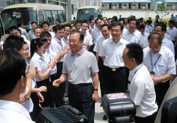 温家宝视察广州市鸿利光电股份有限公司