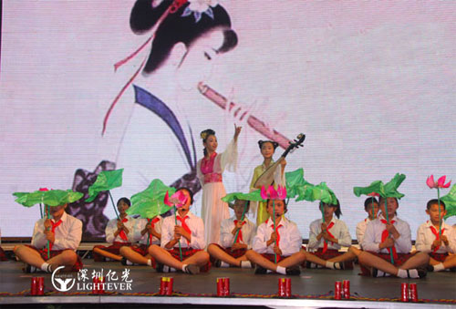 高科技led屏幕现身济南舜耕小学周年校庆