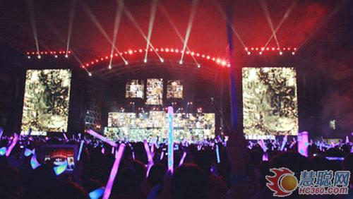 五月天演唱会LED“诺亚方舟”驶入上海虹口体育场