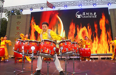 LED走向平民化 LED高科技现身小学校庆（图）