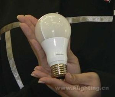 东芝照明发布从灯罩散热的大配光型LED灯泡