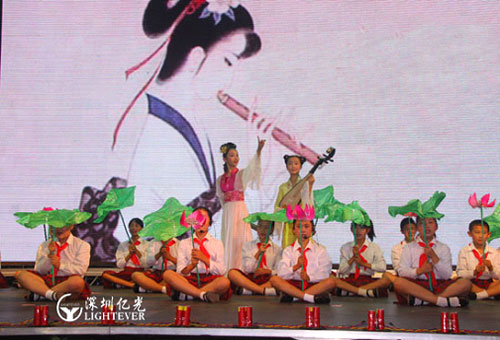 LED走向平民化 LED高科技现身小学校庆（图）