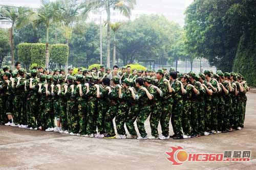 斯派克开展军事拓展训练打造LED钢铁团队