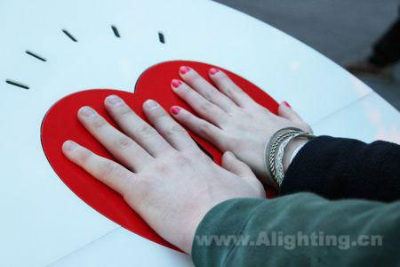 情人节之心LED发光雕塑亮相纽约时代广场