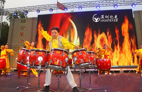 高科技led屏幕现身济南舜耕小学周年校庆