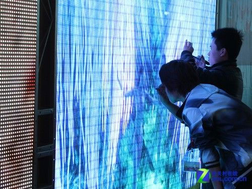 LED拼接PK全息投影 解密春晚舞台设备