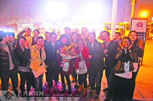 男子LED大屏幕求婚 浪漫赢得女友一生相随