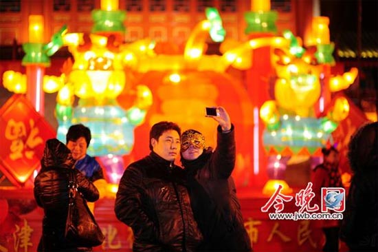 元宵“逛花灯” 古文化街LED灯光全部开启