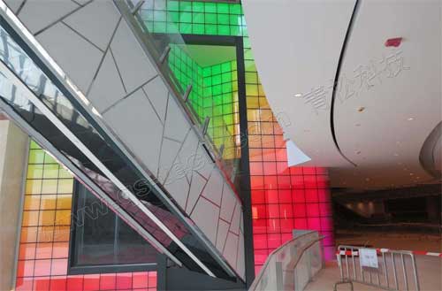 青松科技新产品“LED镜面全彩显示屏”在上海点亮