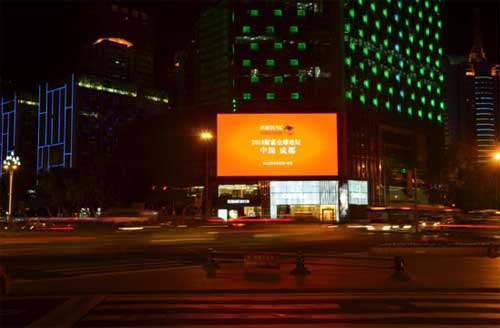 凤凰都市传媒点亮成都“极清”LED广告屏