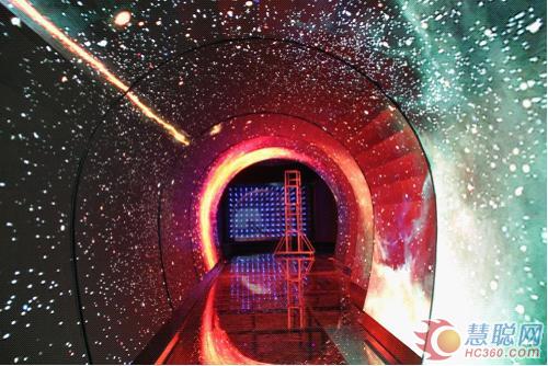 锐拓显示内弧形时光隧道正式交付使用