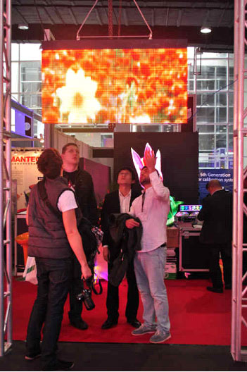 2013广州LED展大批客商来中祥创新参观考察