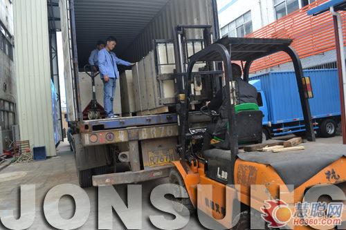 中祥创新开工首日：接客户 忙出货 派红包