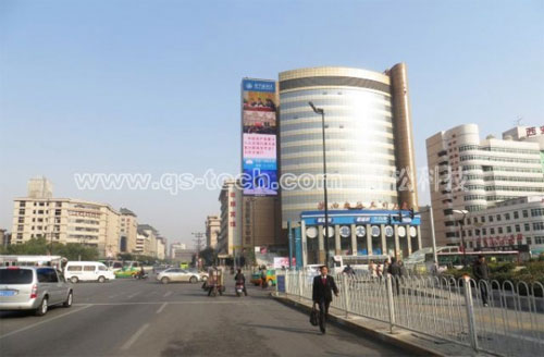 礼献十八大 西安群众通过青松LED屏观看十八大盛况