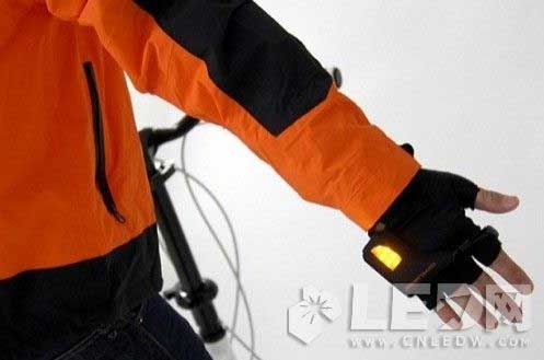 单车族福利 LED灯“转向灯手套”问世