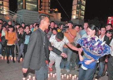 男子花四五千租LED大屏幕示爱 女友十动然拒