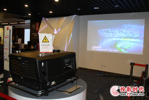 高亮工程投影机不让LED屏在舞台演出独美