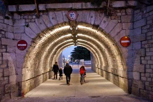 独特光源设计 LED灯照亮法国尼姆夜景