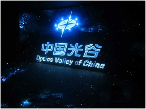 全球最大室内L巨型LED显示屏亮相武汉光谷