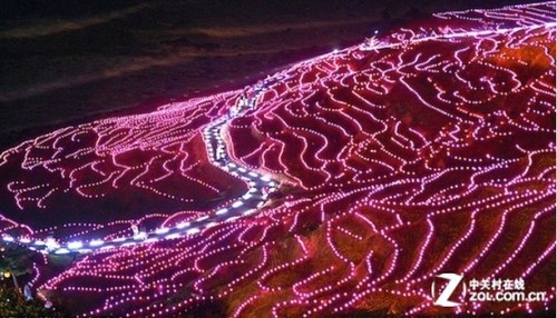 美轮美奂 2万LED将梯田装扮成梦幻世界