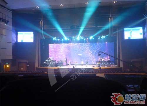 迈锐126㎡ P4 LED显示屏亮相新加坡灯塔教堂