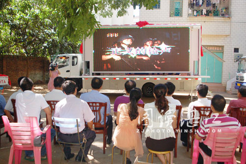 徐闻启用首台LED多功能法制宣传车