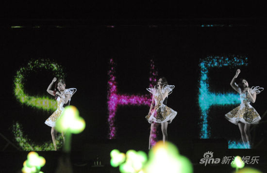 SHE巡演 百颗LED灯球炫目打造