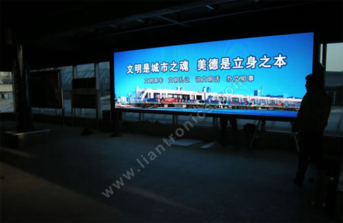 联建光电4套户内LED显示屏点亮大连轻轨站 联建光电4套户内LED显示屏点亮大连轻轨站