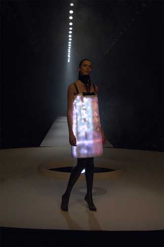 精彩设计：施华洛世奇LED时装熠熠生辉