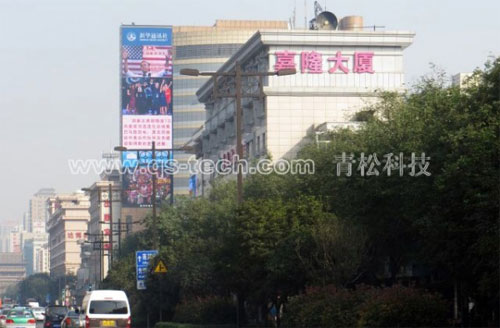 礼献十八大 西安群众通过青松LED屏观看十八大盛况