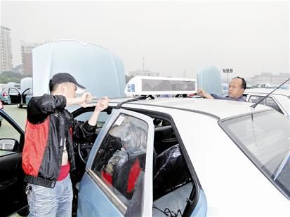 LED屏取消 武汉的士开始换顶灯