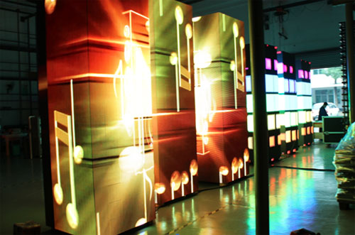 山木再次打造户内LED四面柱形吊装屏 山木再次打造户内LED四面柱形吊装屏