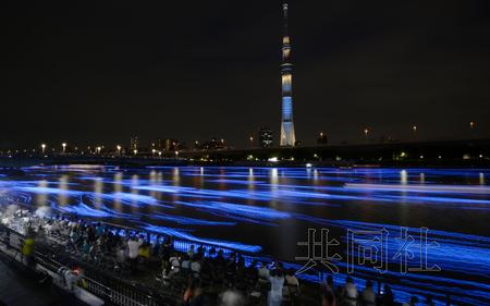东京10万“萤火虫”点亮夜晚 遇水发光