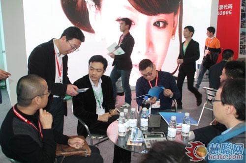 2014广州LED展开幕 天合光电热火朝天引关注