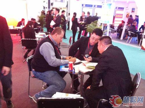 高朋满座 2014广州LED展中祥创新引媒体关注