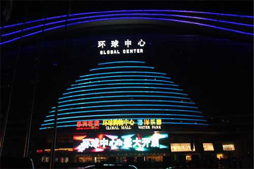 多屏云集 成都新世纪环球中心成LED显示屏秀场