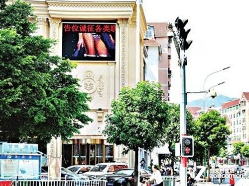 LED显示屏播放内衣秀 遭学生家长投诉