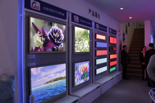 多屏出击 强力巨彩亮相2014年广州LED展