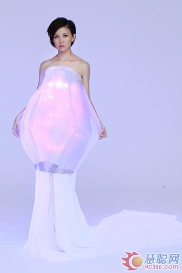 辣妈孙燕姿推新歌，着40颗LED灯“行星装”宣传