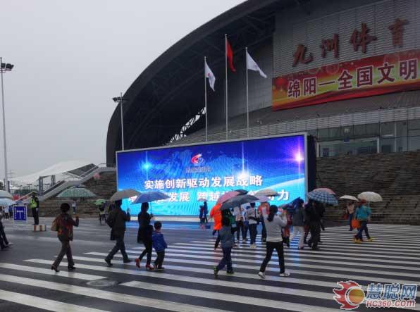 兴煌科技携两面翻LED显示屏出席中国科博会