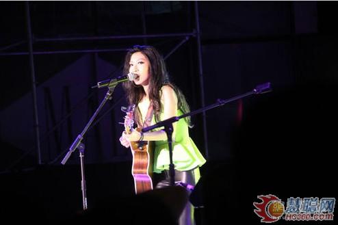 珠海华发商都会340米巨型LED天幕获明星赞许 珠海华发商都会340米巨型LED天幕获明星赞许