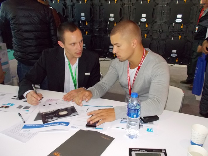 用专业说话 2014广州LED展蓝普展位爆棚