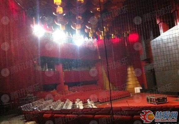 央视春晚：一字型舞台中国结造型展现传统美