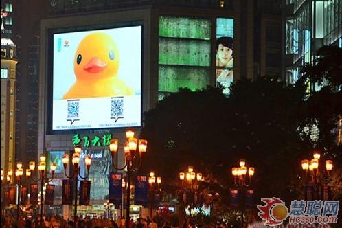 LED巨型户外显示屏成神器 助力大黄鸭“游遍”中国