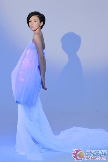 辣妈孙燕姿推新歌，着40颗LED灯“行星装”宣传