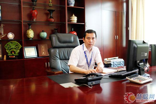 易事达段武杰获“强力巨彩”杯十佳风云人物奖