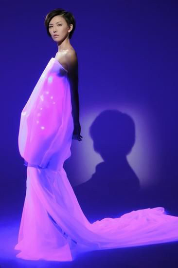 辣妈孙燕姿推新歌，着40颗LED灯“行星装”宣传