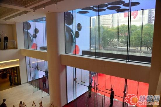 利亚德700平米巨屏演绎西单老佛爷轻奢视觉风潮 利亚德700平米巨屏演绎西单老佛爷轻奢视觉风潮